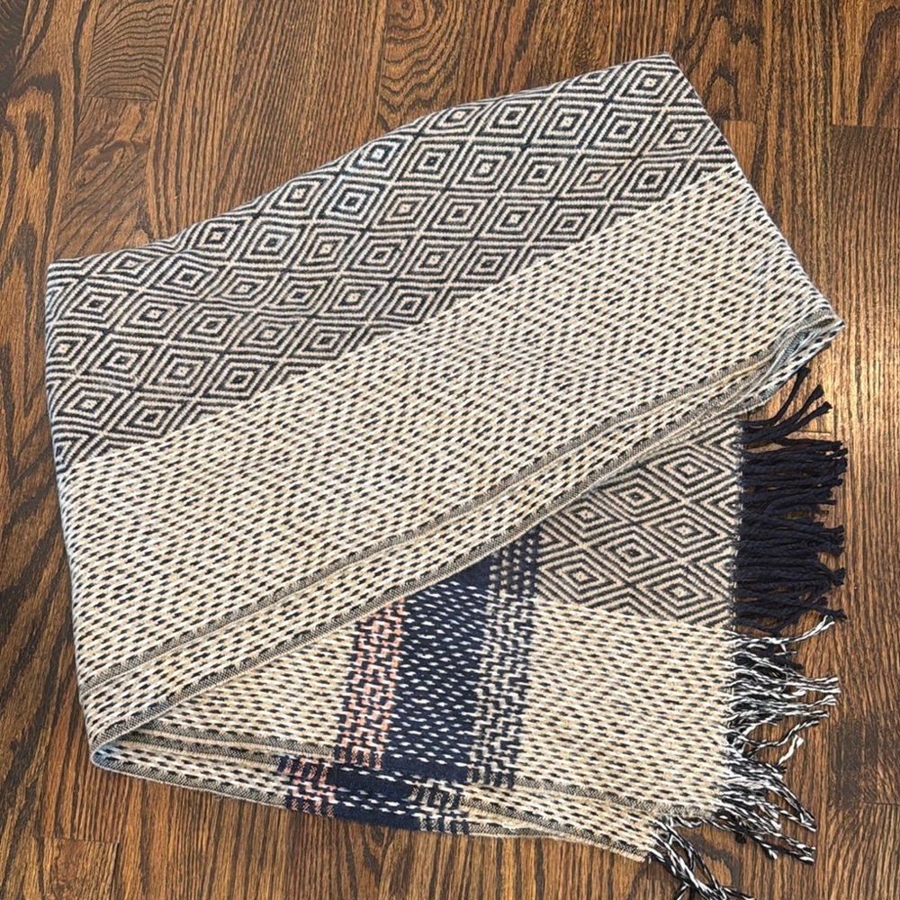 GAP Geometric Knit Scarf in Black and Cream